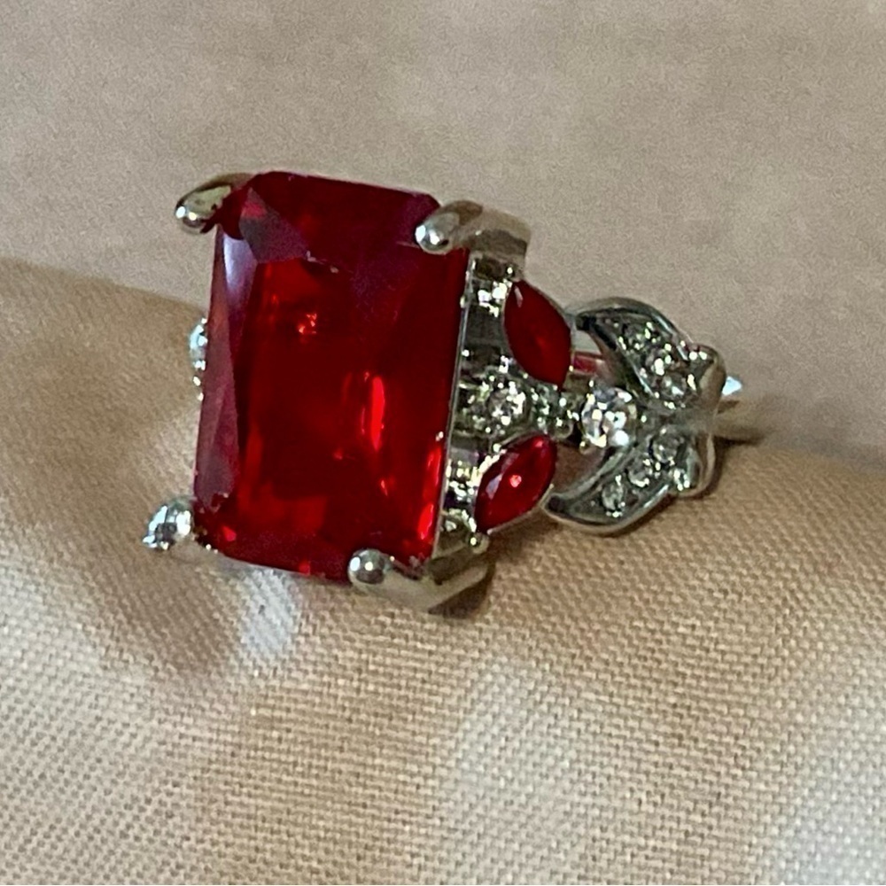 3 Color Elegant Ring Size 6, BN - Picture 4 of 4